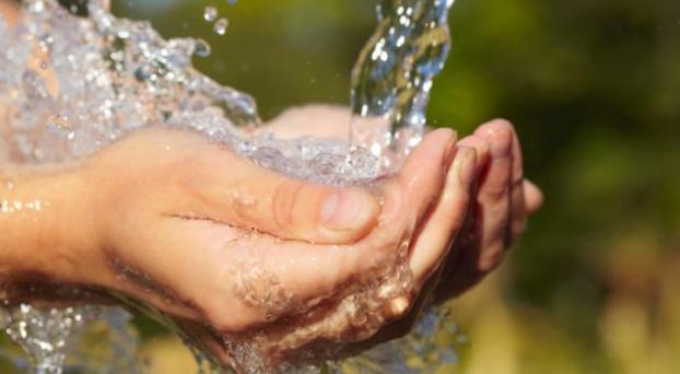 UruguaySoberan0's tweet photo. Cinco proyectos de hidrógeno verde: Tambores, UPM, Paysandú, Cerro Largo y Salto Grande
Para hacer una tonelada de hidrógeno, precisan veinte de agua

En medio de una sequía global y de la suba del precio de los alimentos ¿es razonable destinar el agua para una farsa verde? https://t.co/AkEFgUqdIK