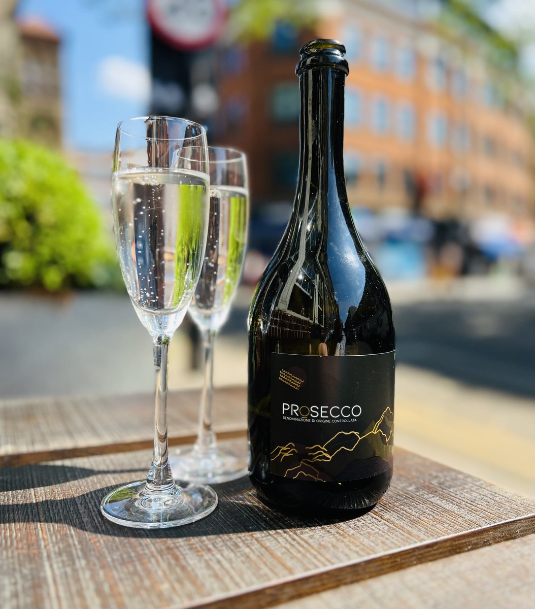 Fizz Friday is upon us! £20 a bottle of Prosecco all night long! 

#clerkenwell #exmouthmarket #prosecco #friday #sunny #summer