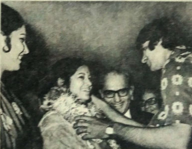 Amitabh Bachchan garlands actress Babita from Bangla Desh at dinner party given by All India Film Producers Council with producer G P Sippy in attendance
#amitabhbachchan #babita #gpsippy