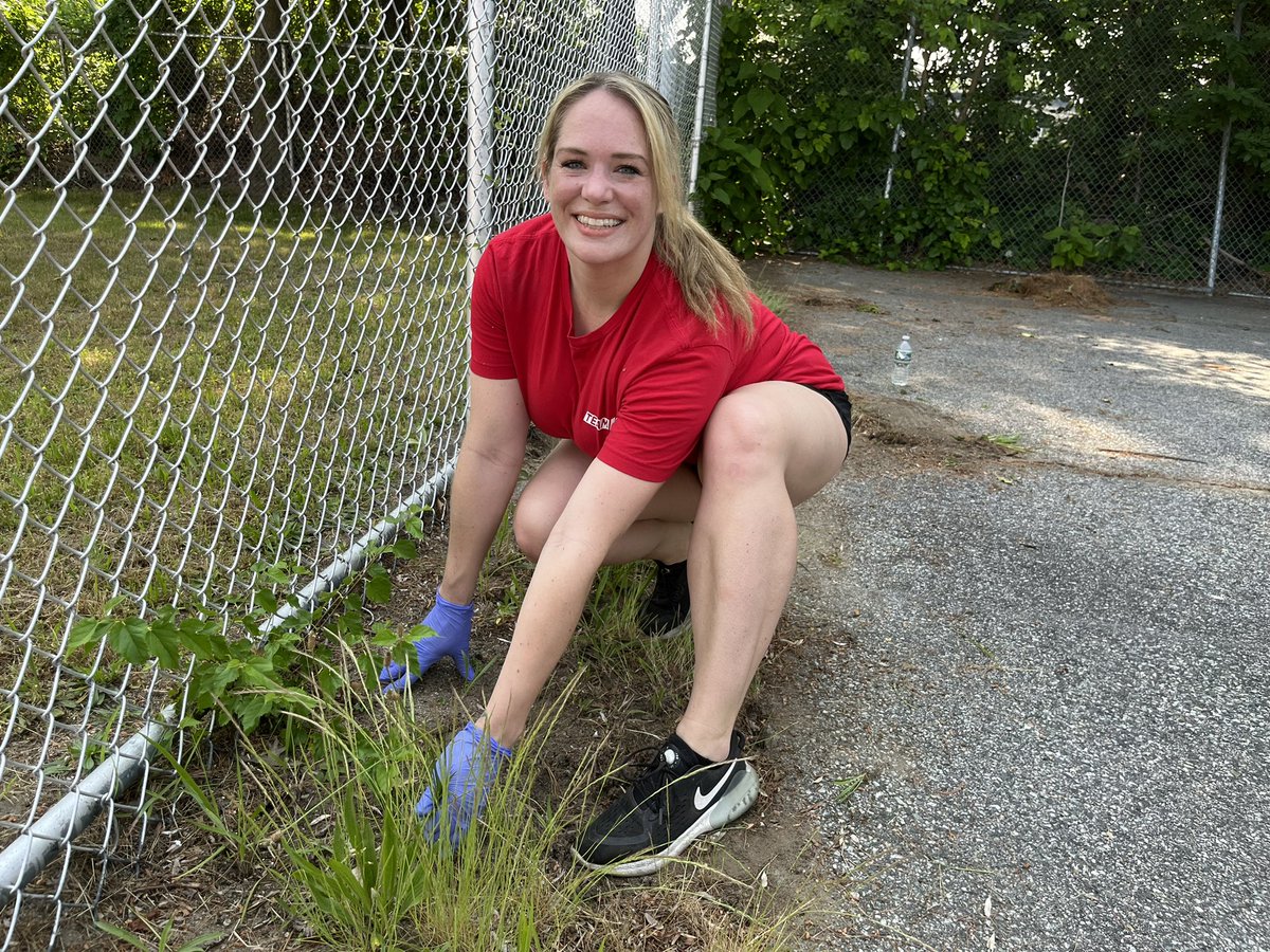 We cleaned buses, landscaped, picked up trash and @meldasilva9 wouldn’t let the leaf blower out of her sight 

#NexstarCares #NexstarNation #FoundersDay @wpri12 @BGCPROV