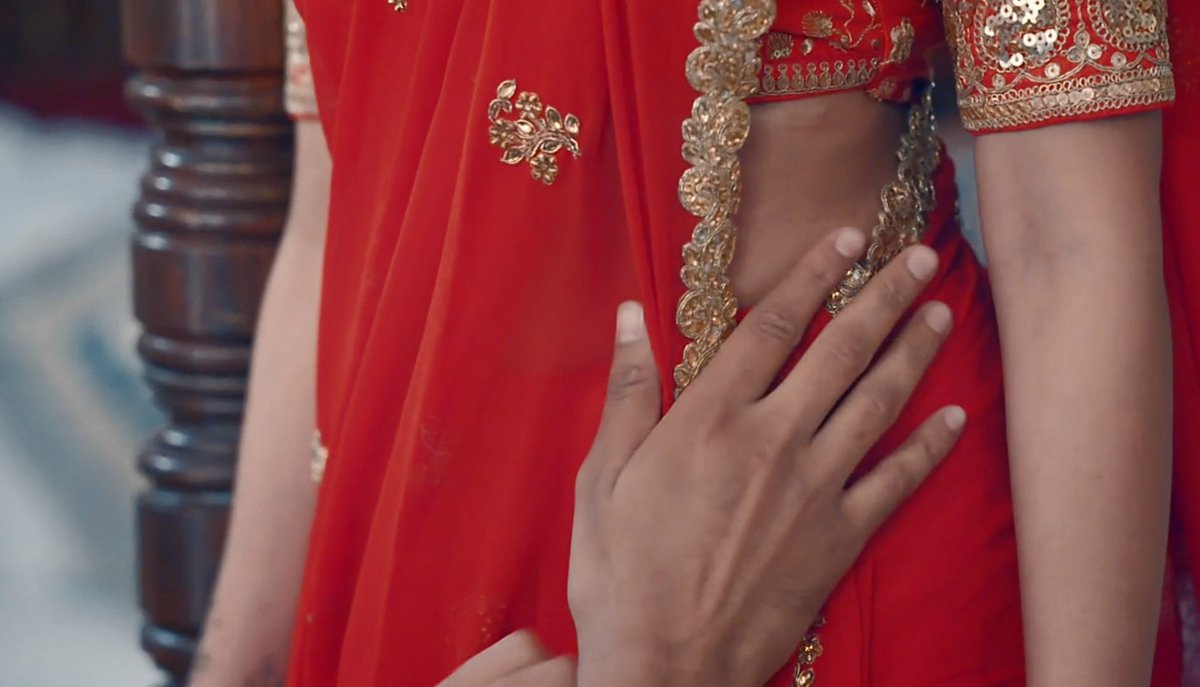 AnishaS_tweets's tweet photo. Let's focus on his hands. 🌚🔥

#AshiSingh | #ShagunPandey | #MeetOnZee https://t.co/UhKjF2htuq