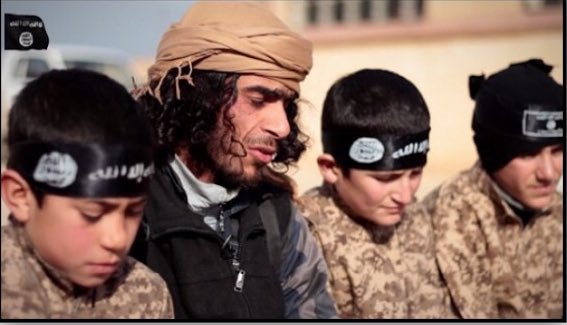 Jesidische Jungen, die älter als 7 Jahre sind, wurden gewaltsam aus der Obhut ihrer Mütter entfernt und in ISIS-Lager in Syrien verlegt, wo sie indoktriniert wurden und eine militärische Ausbildung erhielten.
Einem Jungen wurde von seinem ISIS-Kommandeur gesagt: 
#YazidiGenocide