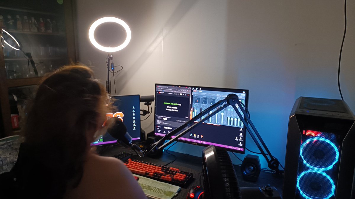 Introducing her to my setup

#pcmasterrace #Singing