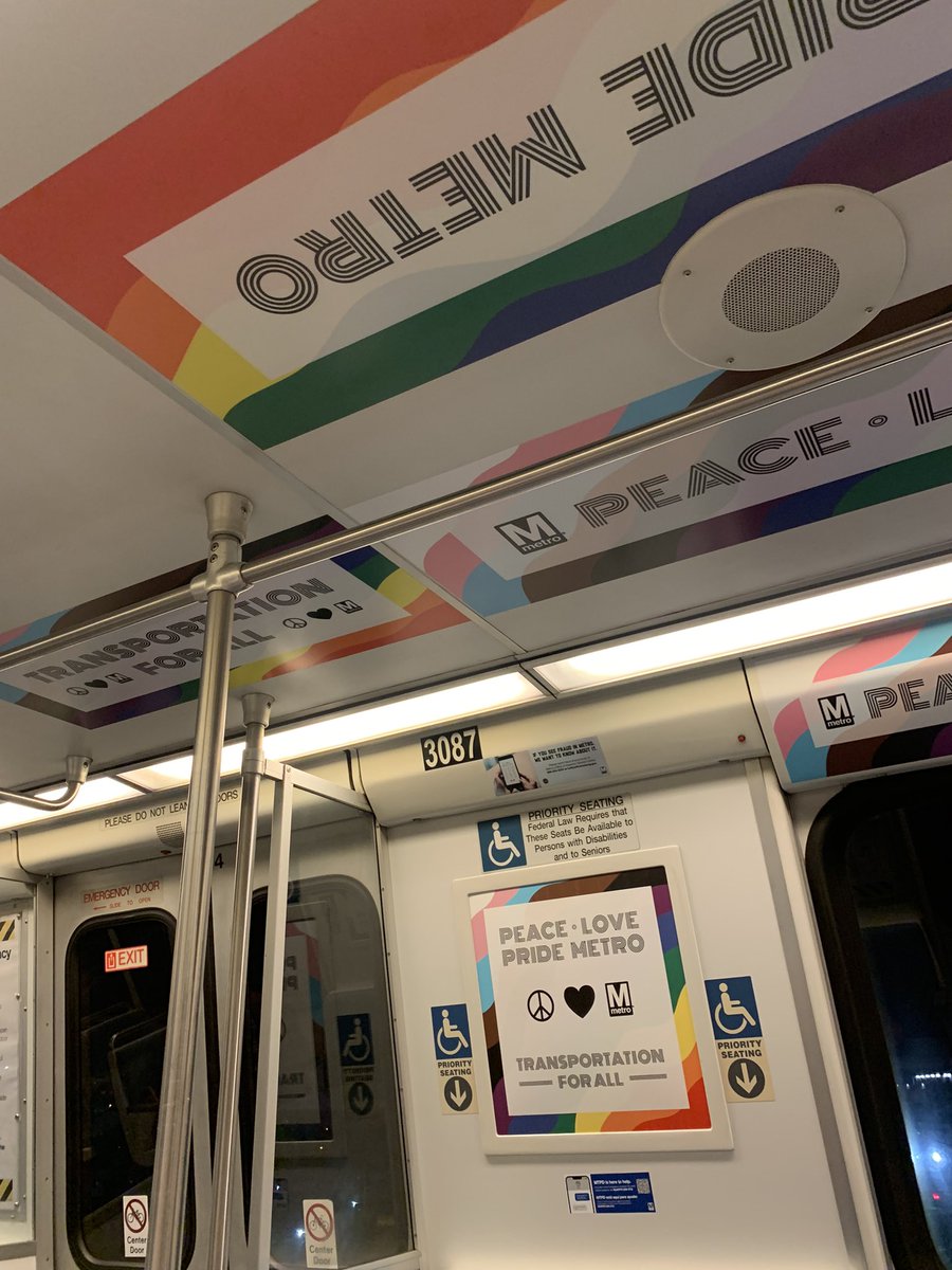 Eu amo que o metrô de Washington fica decorado durante todo o mês de junho. #PrideMonth