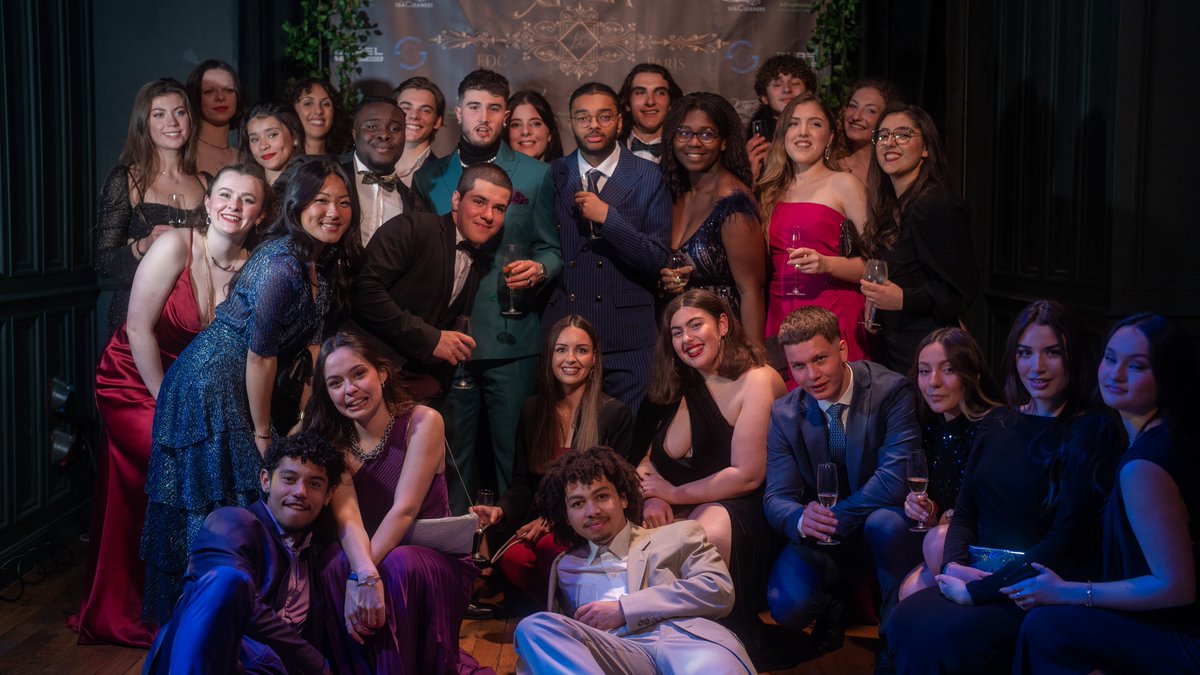 Dans un article publié par @Le_figaro, l'EDC explique comment elle recrute et forme sa team ambassadeur !

L'EDC est fière de sa team ambassadeur qui nous représente, nous soutient et nous accompagne. Bravo pour tout ce travail qu'ils font à nos côtés. 👏

#edcparis #ambassadeur