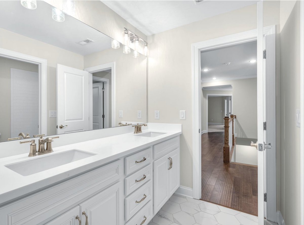 We love this spacious interior and all that natural light - even in the closet! ✨ See more and explore country club living at Woodmont here: bit.ly/3gB6TGo  ⛳️  #CountryClubLife #AtlantaHomesForSale