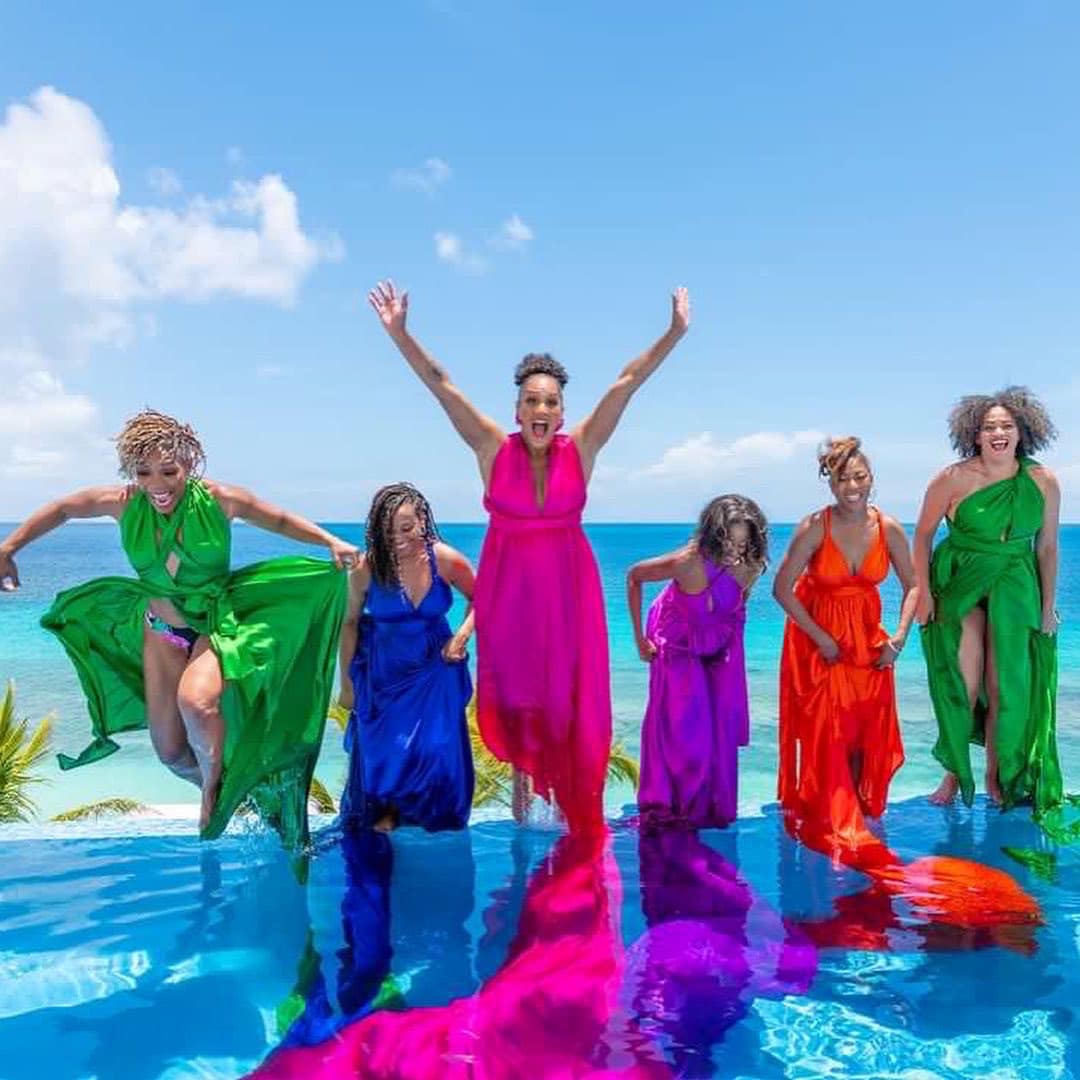 LongBayVillas's tweet photo. Celebrating life's important milestones where there is vibrance, serenity and #luxury adding to each moment. 💦

These friends graced @LongBayVillas for a 50th #birthday celebration and brought so much beauty, we had to share. 
 
Thank you for choosing us @tararob 
📷@ksharpmedia https://t.co/I6XzksMci0
