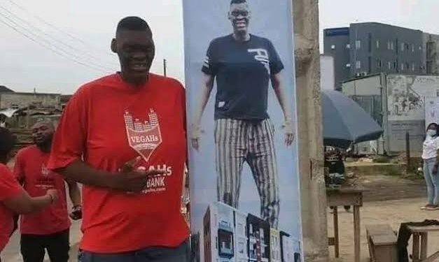 NGRNewspaper's tweet photo. 13 Amazing Things About The Late Nigeria’s ‘Tallest Man’ Afeez Agoro https://t.co/8aMHFfybSK https://t.co/nhmcnbAM2X