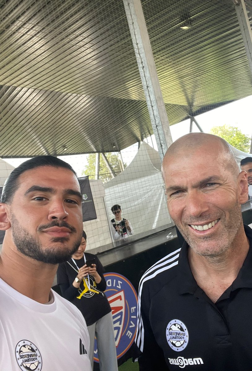 AmineMaTue's tweet photo. EN LIVE MAINTENANT LA FAMILLE VENEZ 
3 MATCHS DE GALA AVEC ZINEDINE ZIDANE

https://t.co/ayDvnGykRL https://t.co/OlsioBoW2P