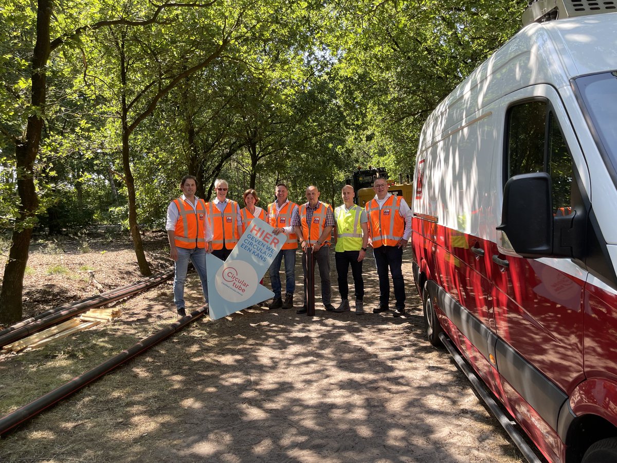 Werkbezoek met ⁦<a href="/erikhaverkort/">Erik Haverkort</a>⁩ en ⁦<a href="/de_hoekman/">Hermien Hoekman</a>⁩ in Ede/Stroe over aanleggen van kabels met circulaire kabelbescherming. Innovatie leidt concreet tot forse vermindering CO2. Mooie samenwerking door Van Voskuilen en Circulartube!
