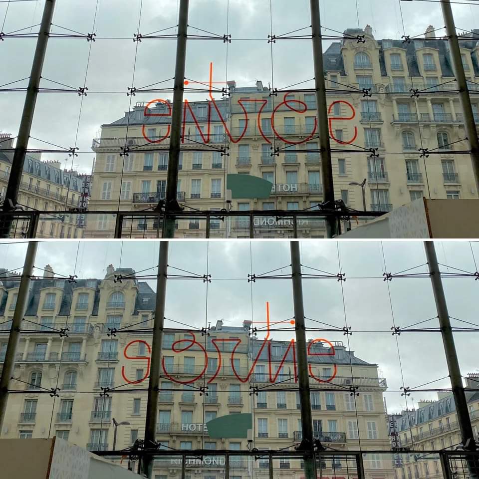 👀 Petite info originale : le sigle "Entrée/Sortie" à la gare de Paris-Nord <a href="/SNCFVoyageurs/">SNCF Voyageurs</a> se lit dans les 2 sens : un ambigramme conçu par l'artiste Patrice Hamel.