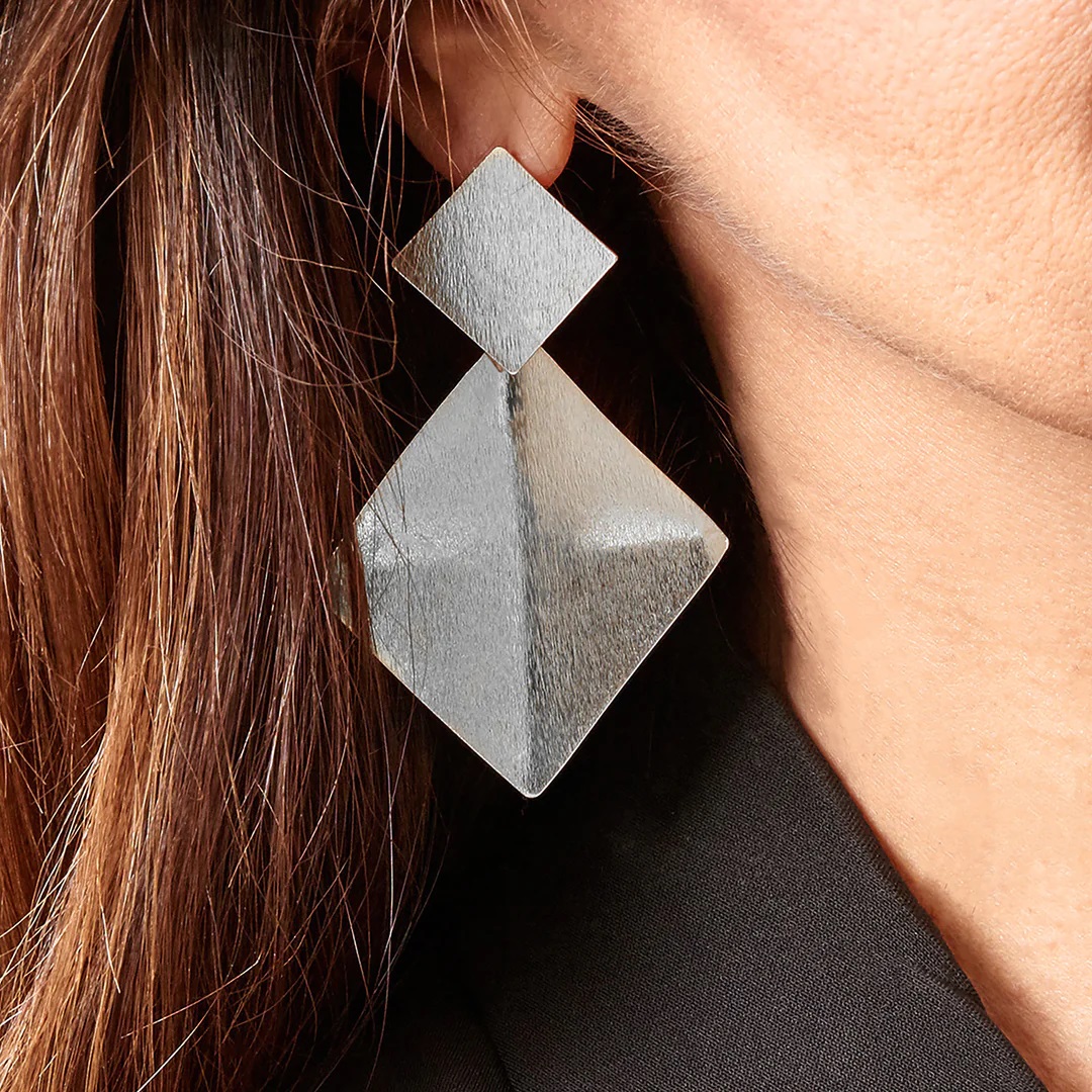 Square Cut! These sterling silver convex square drop earrings with a textured finish will make a perfect sun catcher for your ears! 
#midwestluxury #sterlingsilver