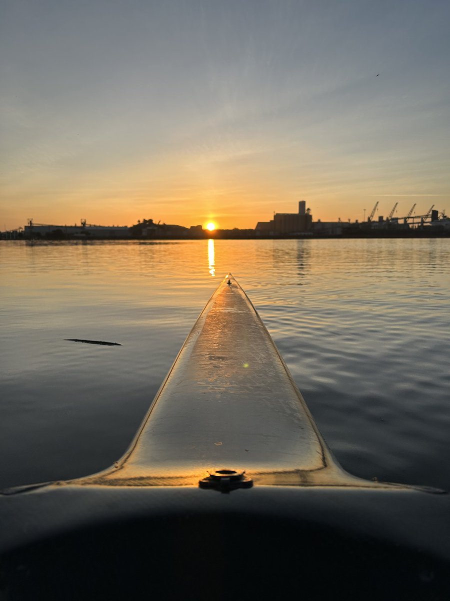 coxswainslog's tweet photo. Shore magnet ✌️😎 #RowingReport https://t.co/RAxKbpfaX6