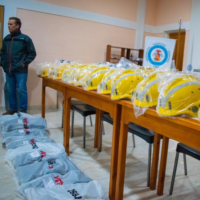 📍 En esta ocasión, en #BialetMassé, recibieron equipamiento totalmente normado y de origen europeo los cuarteles de bomberos voluntarios de la #Regional6. ⁣
⁣