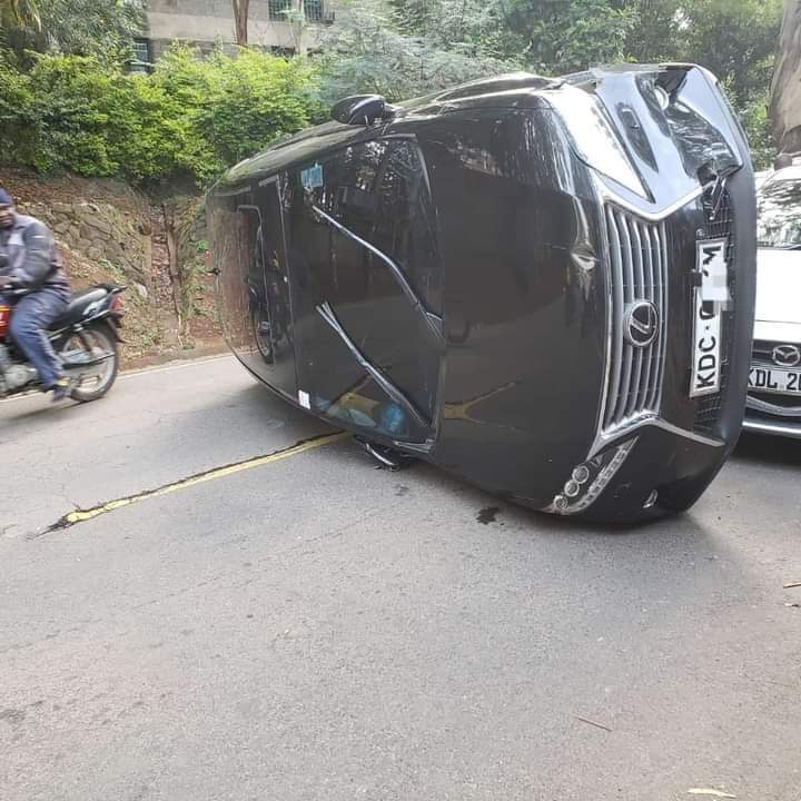 PMuxsin's tweet image. Utaanzia wapi ku explain vile gari kama hii lexus 570 ilipiga somersault kama monkey😂