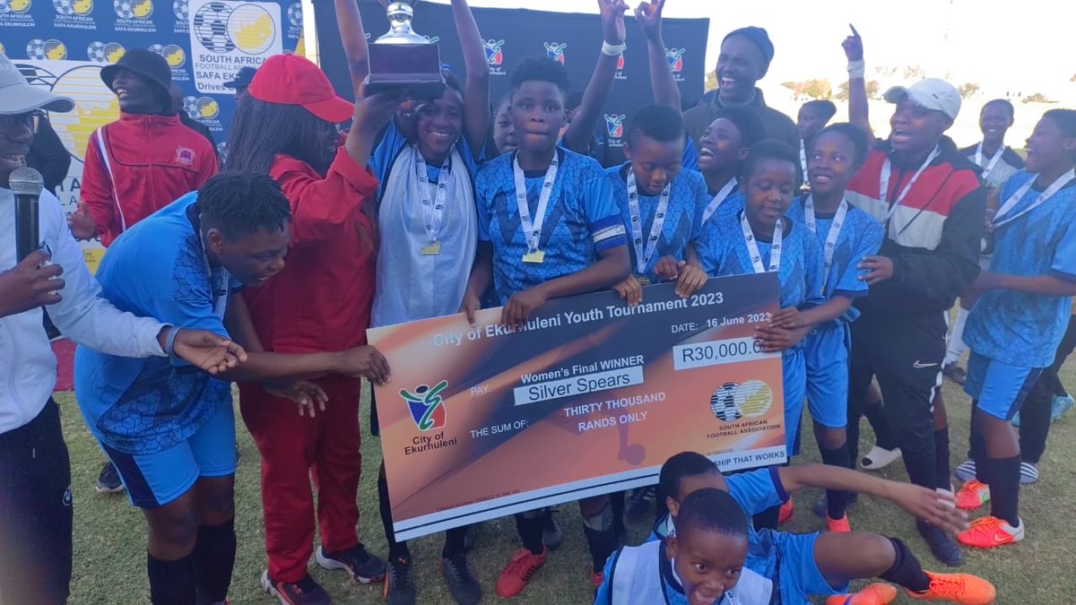 Silver Spears Won  this year's  ladies' tournament. 
They beat runners-up Alberto Academy by 3 goals to 2. 
The MMC Bridget Thusi and SAFA Ekurhuleni officials handing over trophy and medals. 
#CoEyouthtournament 
#YouthDay2023