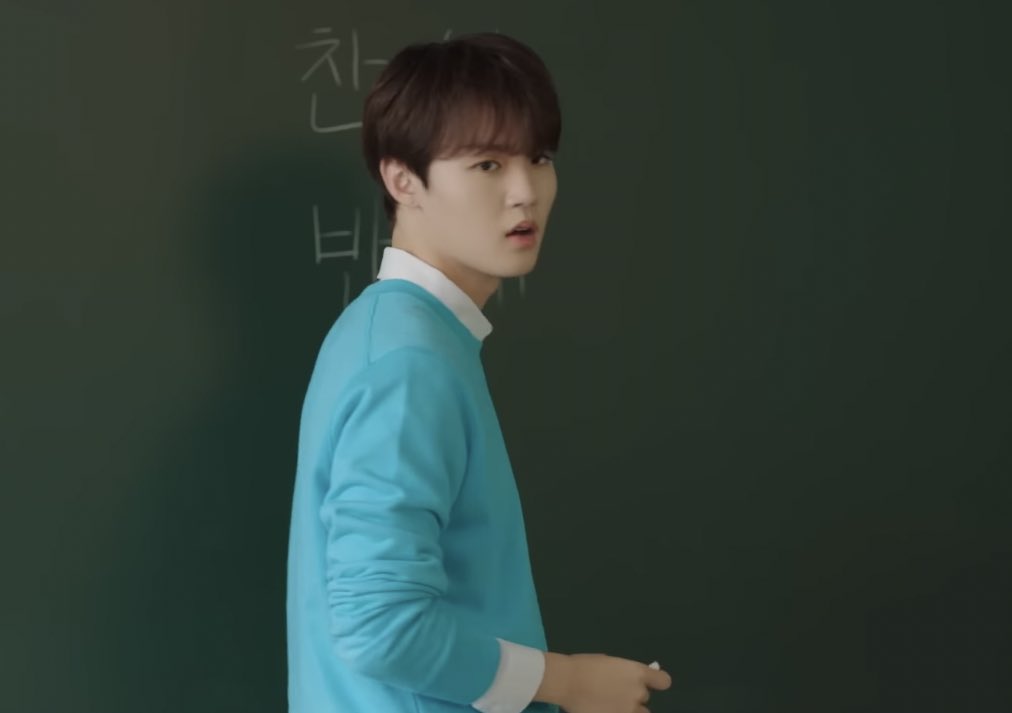JUNKY_UWU's tweet photo. And of course the class president who made their hands raised also joined! 😭 https://t.co/b6DlXsJYYD