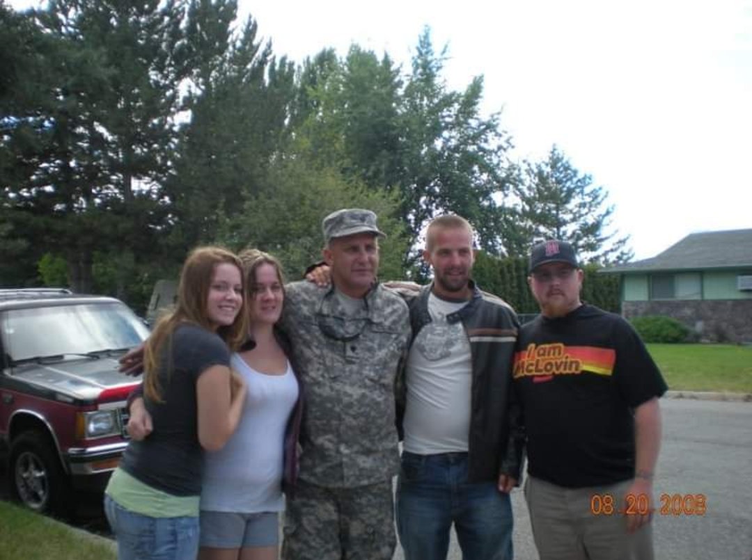 Meyonic4's tweet image. Us 4 kids with dad before his deployment to Iraq. #UpWithKrem