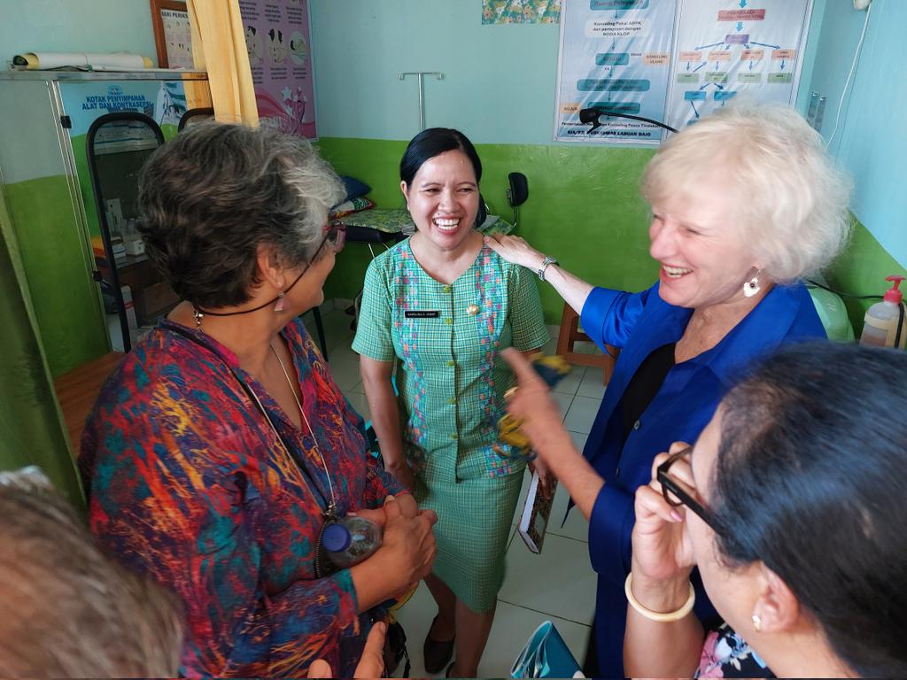 Standing room only at a health center in Indonesia with incredible nurses, midwives and doctors whose demonstration of emergency #MNH skills was superb! I also loved meeting #Midwife Coordinator for Puskesmas Labuan Bajo, Karolina Olin Jemat. Dedicated. Committed. Skilled.