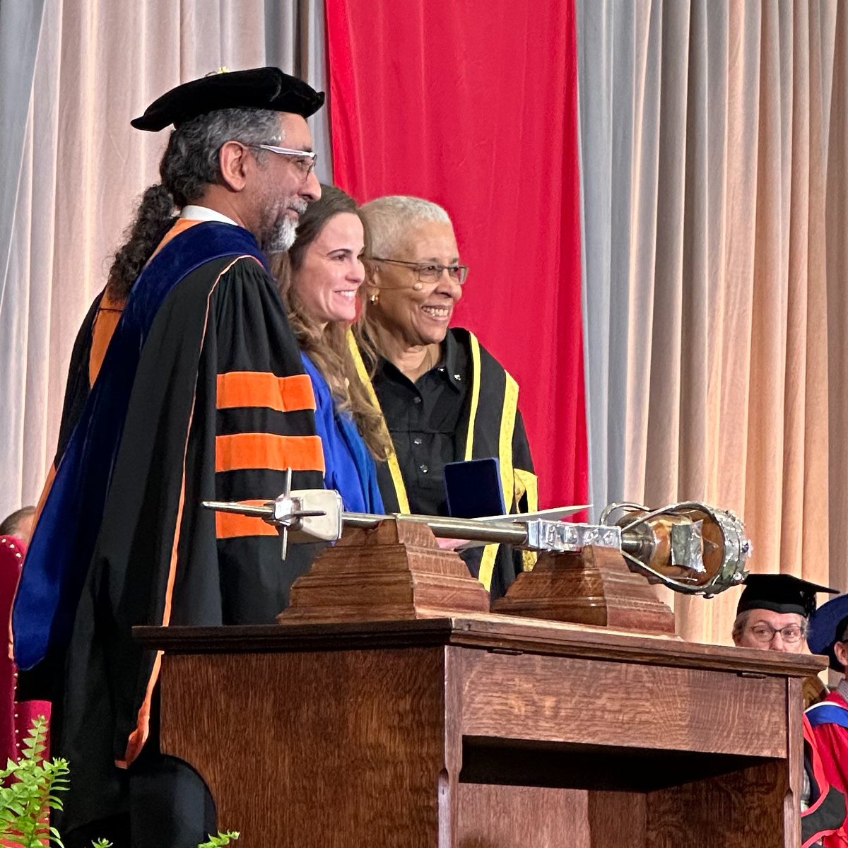 📢ALEX EARNS AWARD!
🏆The Governor General Gold Medal!

🍾CONGRATULATIONS!
🎓Dr. Alex Coates, PhD Graduate @UofG_HHNS!
🚴‍♀️Prof. Burr's Human Performance Lab hpl.uoguelph.ca

🐉#ForeverAGryphon #PhDGrad
🔬#WomenInScience
🏛️#UofG #UofGCBS