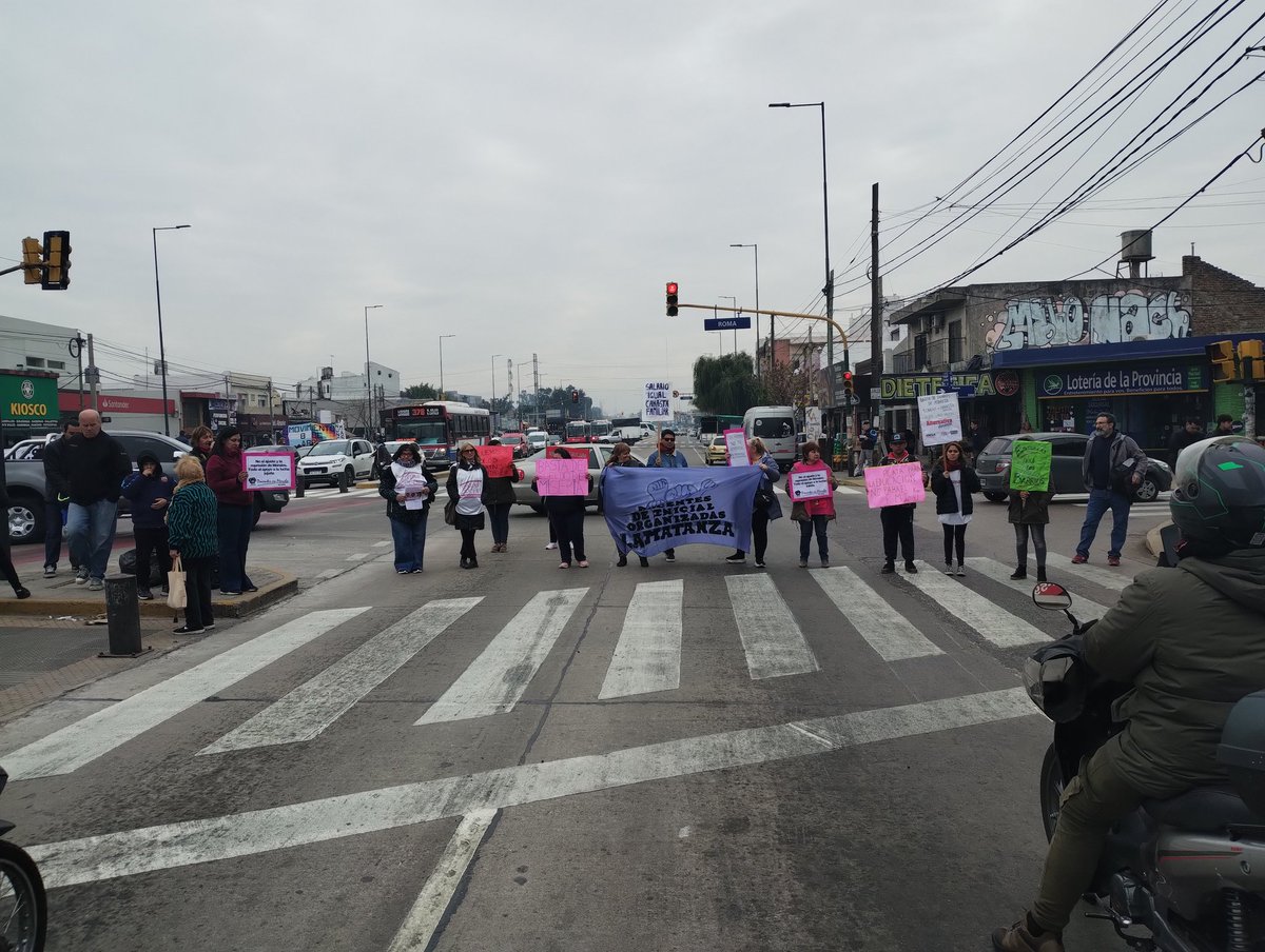 juanromeropef's tweet photo. AHORA: corte de ruta y semaforazo en las vías de Casanova.
En el marco del parazo multi la docencia confluye con el movimiento piquetero y se planta contra el ajuste educativo  de Kicillof y Espinoza https://t.co/CRbnnDl8KJ
