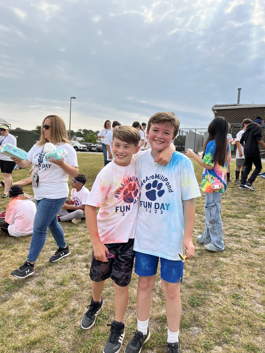 KericoMs's tweet photo. Color Run fun!!!!! We had the best last day of school 🩷🩵❤️💙🧡💜💛💚 Going to miss this crew! #millpond https://t.co/Abfv1XVBs3