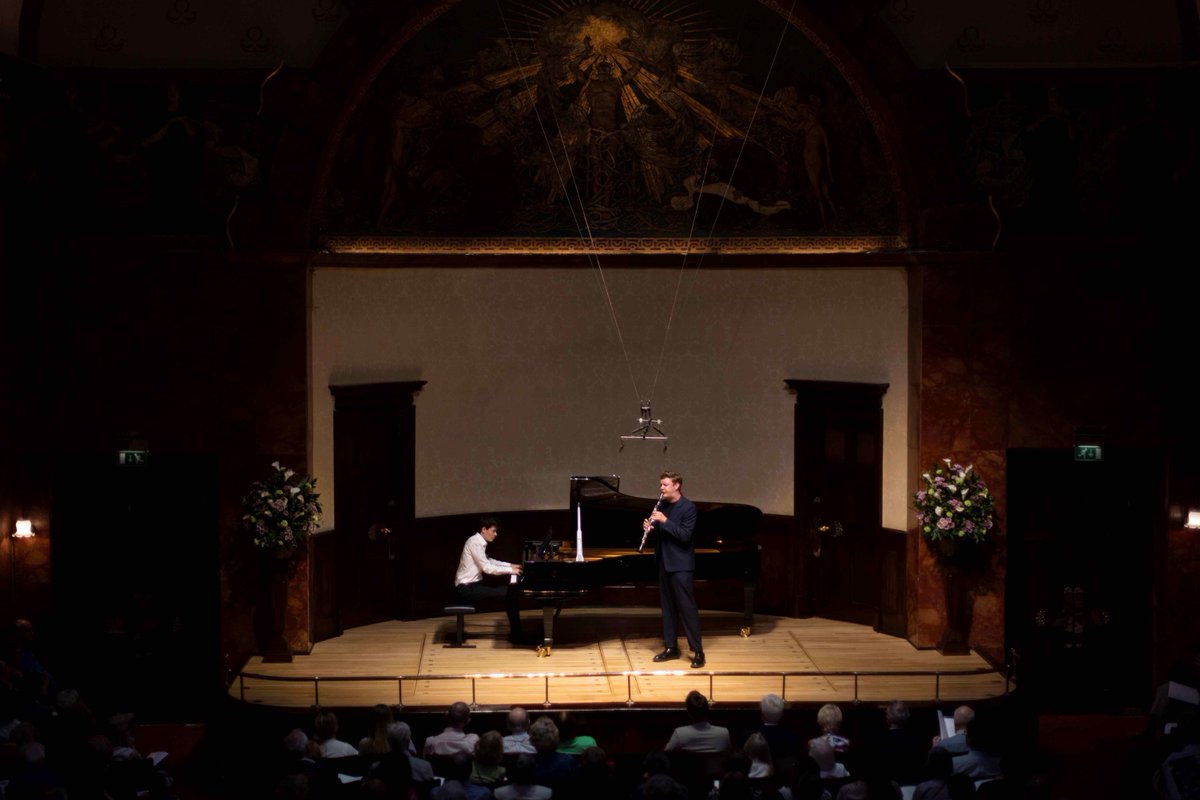 ROSLARTS's tweet image. What a final we had this week! 
Our 71st year of the Annual Music Competition came to a close @wigmore_hall and the Gold Medal was awarded to Belgian clarinettist Emile Souvagie. Congrats Emile! Fellow Belgian and pianist Alexander Declercq joined him onstage. 🥇#ROSLAMC