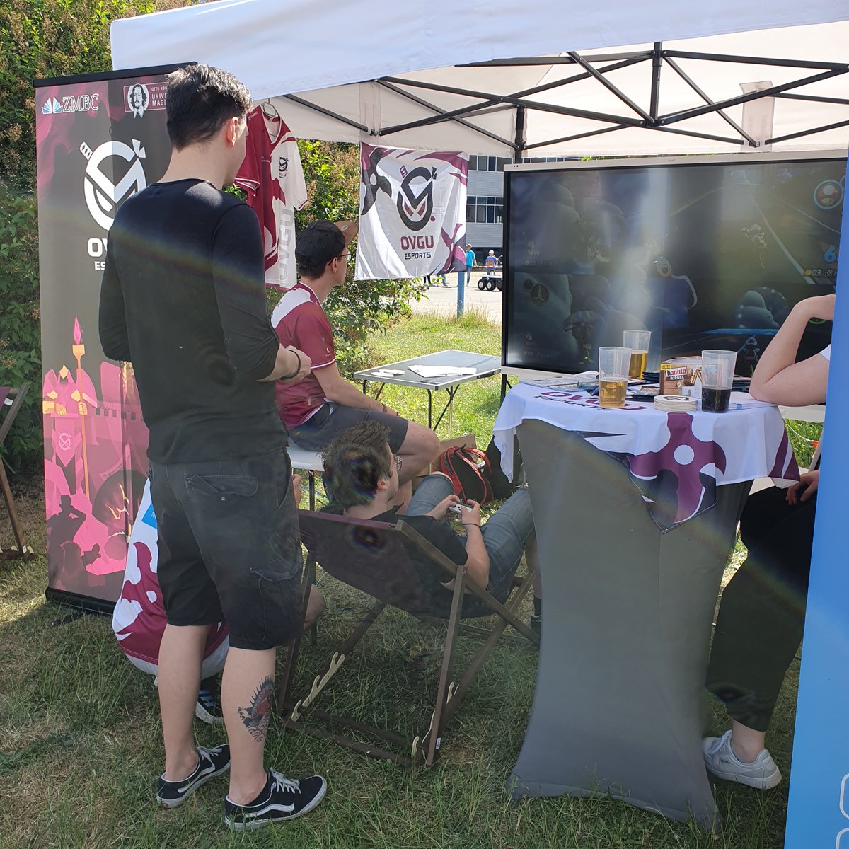ovguesports's tweet photo. Strahlender Sonnenschein, Switch spielen und spannende Gespräche, dass war der #Studieninfotag an der @OVGUpresse 

Mit im Gepäck hatten wir unser neues Banner, das in Kooperation mit @zmbc_gaming  entstanden ist und haben wir da den Animus GP🏎 bei @umdracing  entdeckt?👀 https://t.co/LqZo5ERr5y