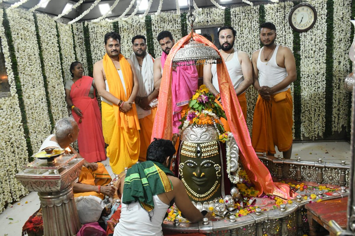 vaibhavpawarmp's tweet photo. ॐ त्र्यम्बकं यजामहे सुगन्धिं पुष्टिवर्धनम् ।
उर्वारुकमिव बन्धनान् मृत्योर्मुक्षीय मामृतात् ॥

आज उज्जैन प्रवास के दौरान देवाधिदेव बाबा श्री महाकाल जी के दर्शन कर आशीर्वाद प्राप्त किया।
बाबा महाकाल हम सभी प्रदेश वासियो को सुख समृद्धि प्रदान करें ऐसी प्रार्थना है। https://t.co/GLAGS7zyqD