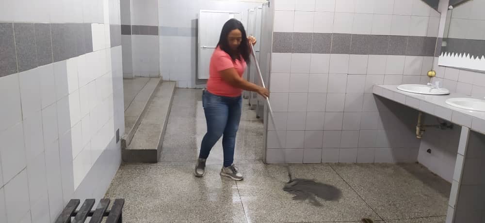 FUNDELA_LARA's tweet photo. #16Jun|En las diferentes instalaciones deportivas de alto rendimiento realizamos diferentes labores con la finalidad de brindar tranquilidad y seguridad a sus usuarios.
🏀Gimnasio Cubierto Napoleón Rodríguez 
@AdolfoP_Oficial @NicolasMaduro
@MervinMaldonad0
#NoMásAgresiónYankee https://t.co/npSps1MoRU
