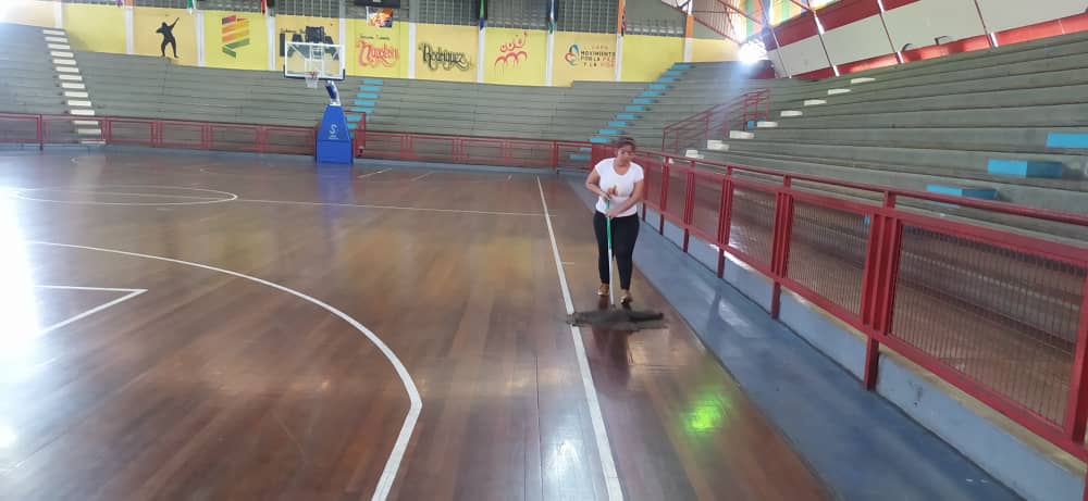 FUNDELA_LARA's tweet photo. #16Jun|En las diferentes instalaciones deportivas de alto rendimiento realizamos diferentes labores con la finalidad de brindar tranquilidad y seguridad a sus usuarios.
🏀Gimnasio Cubierto Napoleón Rodríguez 
@AdolfoP_Oficial @NicolasMaduro
@MervinMaldonad0
#NoMásAgresiónYankee https://t.co/npSps1MoRU