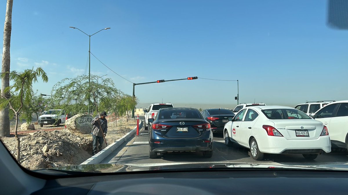 En lugar de aligerar el tránsito por el Morelos, un semáforo en la nada, todos viéndonos la cara 🙄<a href="/Policia_HMO/">Policía Municipal de Hermosillo</a> <a href="/tonoastiazaran/">Antonio Astiazarán</a> @vialidadesher @CIDUE_HMO #blvdmorelos #hmo <a href="/DenunciaVialHMO/">Denuncia Vial HMO</a>