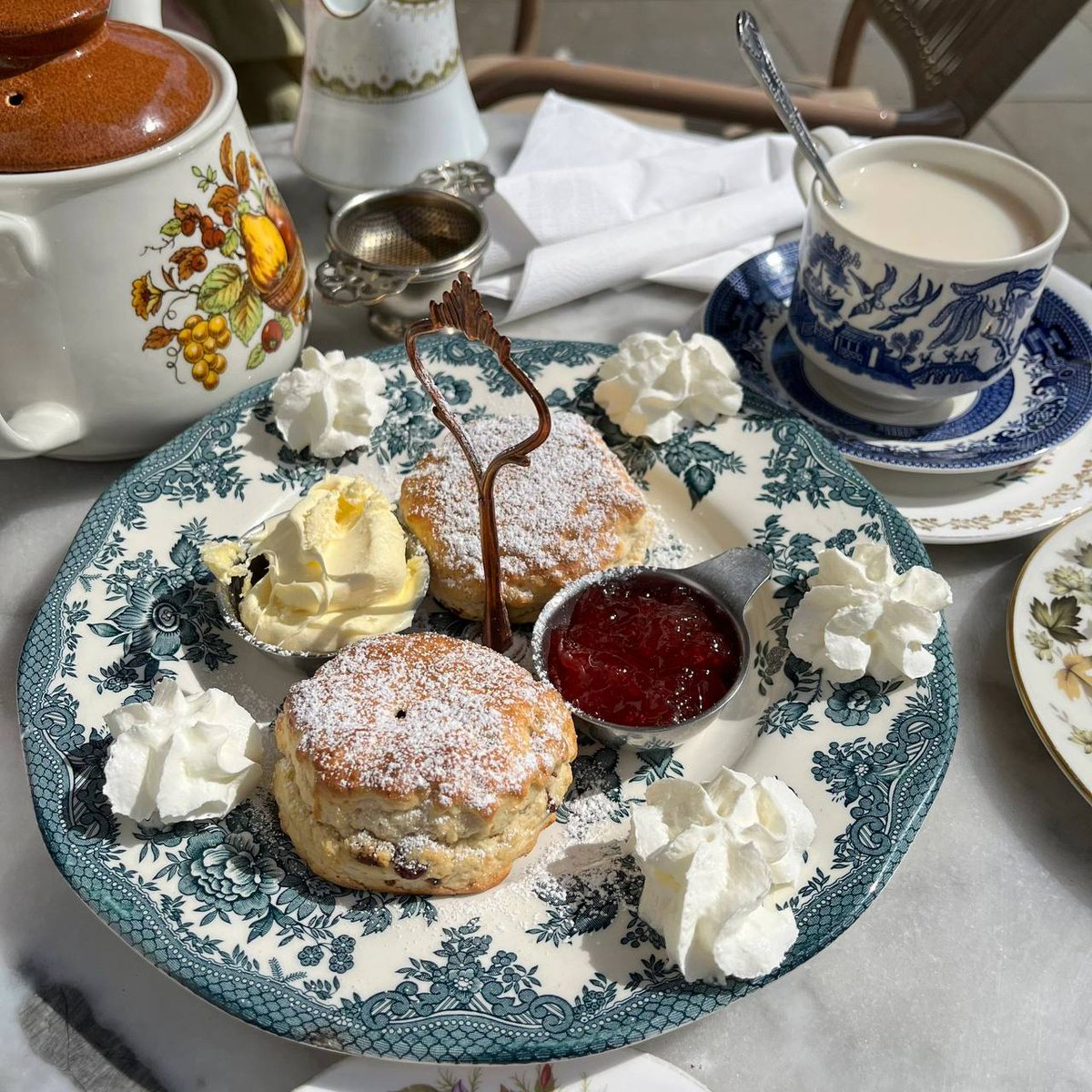 lanhahw's tweet photo. Afternoon tea in the old place, I also like to eat sweet ones, https://t.co/56MXNFjES2