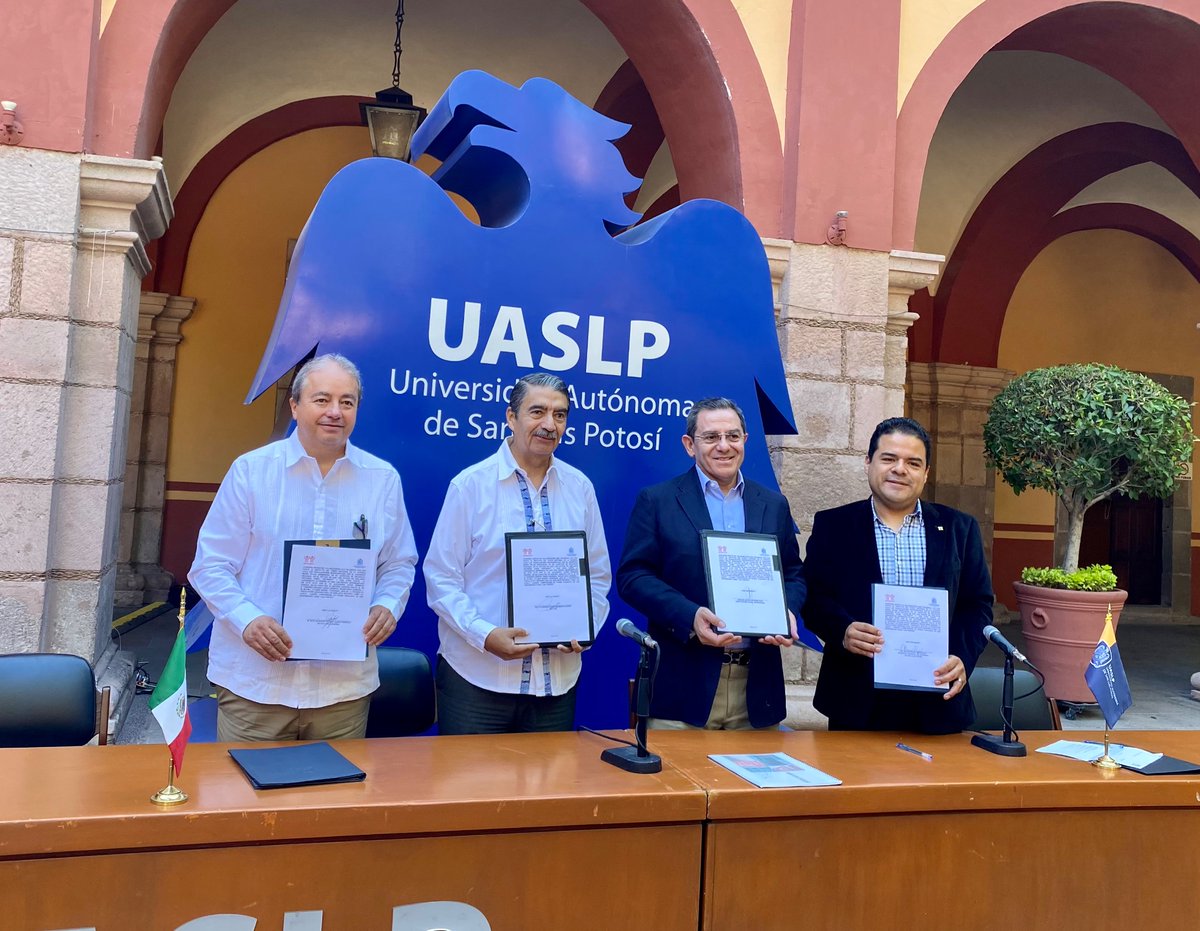 MarioRojasHdz's tweet photo. Con la presencia del @DSE_INFONAVIT Carlos Gutiérrez Ruiz y el rector Alejandro Zermeño, suscribimos un convenio con @LaUASLP para fortalecer la colaboración en materia de investigación académica y difusión de productos de crédito. #InfonavitSLP https://t.co/cWikKMMKPb