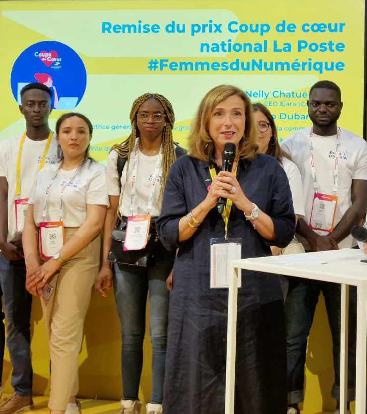 « Je suis très fière d'être dans un groupe ou cette année, l'écart de salaire entre les femmes et les hommes de #LaPoste était de 0,1%.. en faveur des femmes ! #fieredetrepostiere 👊» @MAudeDubanchet