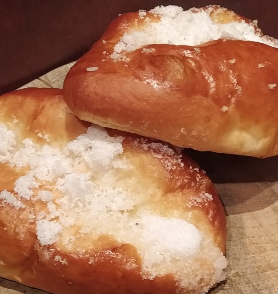 Cualquier momento es bueno para darnos un capricho, a qué sí? Ricura máxima nuestros bollos de leche, quien los prueba... 😋 😋!!
#todosabericoenelmolino 
#lamejorpasteleríadevigo 
#expertosartesanos
#endulzandocorazones 
#vigo
#galicia
#pastelería
#molineaconganas 
#molinovigo