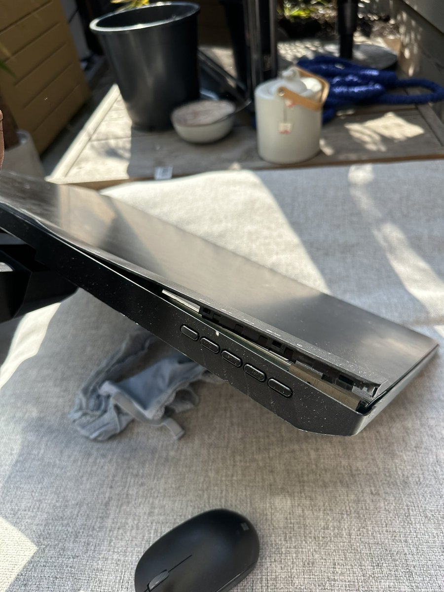 Die service van <a href="/Coolblue_NL/">Coolblue</a> is ook niet meer wat het geweest is. Breng je je computerscherm naar Coolblue punt ter reparatie. Krijg je ‘m zo terug zonder uitleg ⬇️. Note: scherm was nog ‘heel’ toen ik m wegbracht… S-: #8159730