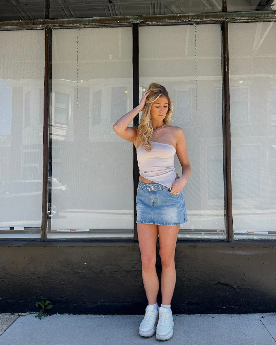 Current obsession is Y2K looks🎀 This whole outfit is a VIBE✨ -- tap to shop our Lillian Top and Good to Go Skirt NOW!!