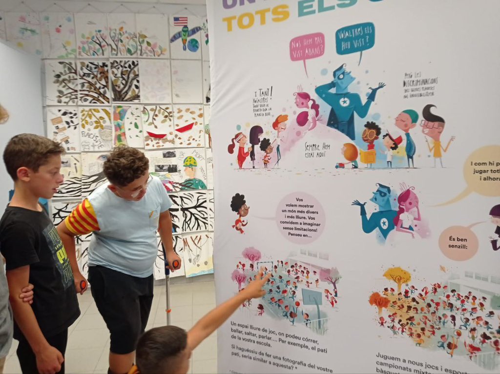 LaBressola's tweet photo. 🖼 L'exposició «Juga-hi! Una reflexió dels mainatges sobre joguets i gènere» ha arribat al Col·legi La Bressola – Pompeu Fabra! Els alumnes del col·legi ja l’han començat a descobrir i són contents de veure el resultat de la feina feta 😃
#ElSoler
#LaBressola
#CatalunyaNord https://t.co/9SJnJBOc72