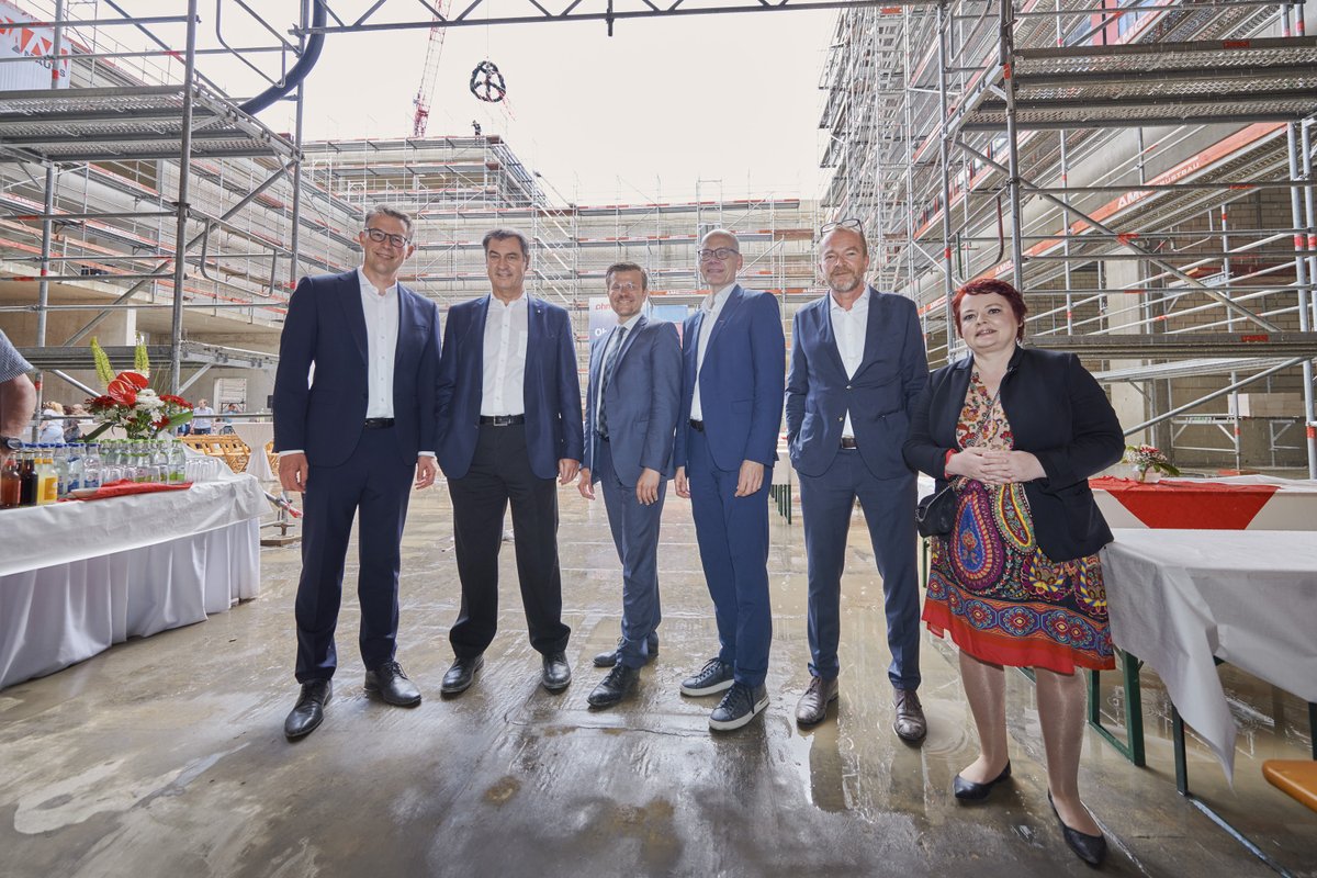TH_Nuernberg's tweet photo. Auf dem AEG-Gelände entsteht für #dieOhm ein Forschungsgebäude mit ca. 8.000 m² Nutzfläche. Der innovative Neubau feierte heute #Richtfest mit Ministerpräsident @Markus_Soeder, Wissenschaftsminister @MarkusBlume und OB @marcuskoenignbg. Mehr auf: https://t.co/TszqgUuCsM https://t.co/UOLuMb6b2w