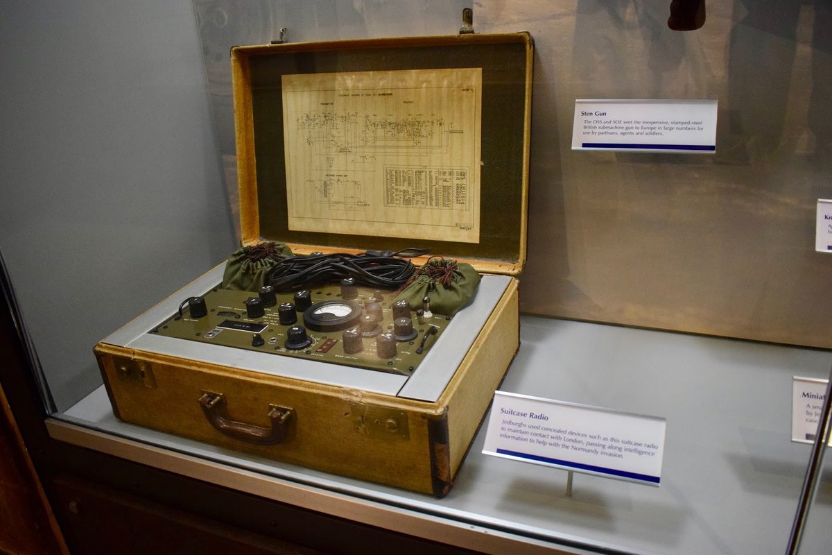 #FlashbackFriday:
Jedburghs used concealed devices such as this suitcase radio to maintain contact with London, passing along intelligence information to help with the Normandy invasion.
#MuseumFromHome #SpecialOperations #ArmyHistory