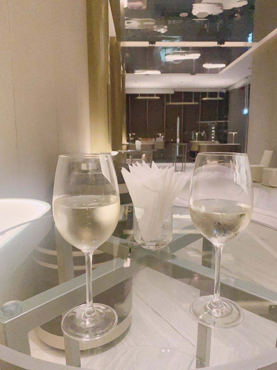 HeyaSerah's tweet photo. Sparkling ✨ like the white wine 🥂 tonight 🌃 https://t.co/IoY2RC1sXw