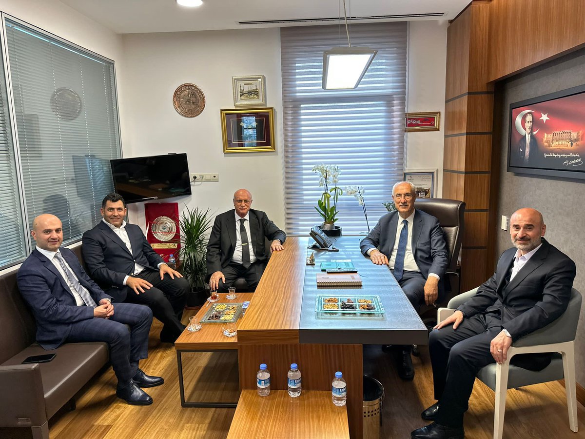 FeyziBerdibek1's tweet photo. 📍TBMM

Değerli büyüğümüz, ağabeyimiz Hacı Sıtkı ALTUNBAY (Nam-ı diğer Kadayıfçı Sıtkı Usta) ve kıymetli oğulları, sevgili yeğenlerim İbrahim ve Süleyman hayırlı olsun ziyaretinde bulundular.
Nazik ziyaretleri ve tebrikleri için teşekkür ediyorum.
Sağ olsunlar… https://t.co/ZY8YafIJ5O