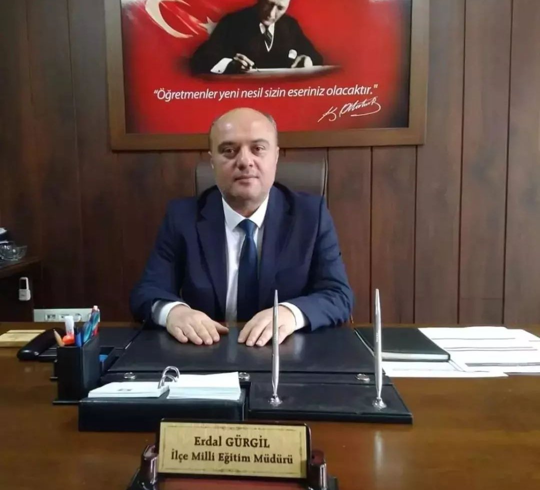 İlçe Milli Eğitim Müdürümüz Sayın Erdal GÜRGİL 'in, 2022-2023 Eğitim-Öğretim Yıl sonu Mesajı...
  Karne heyecanı yaşayan geleceğimizin teminatı sevgili öğrencilerimize, değerli öğretmenlerimize ve kıymetli velilerimize sağlıklı ve mutlu tatiller diliyorum.