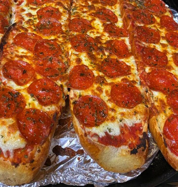 French Bread Pepperoni Pizza 🍕 
homecookingvsfastfood.com 
#homecooking