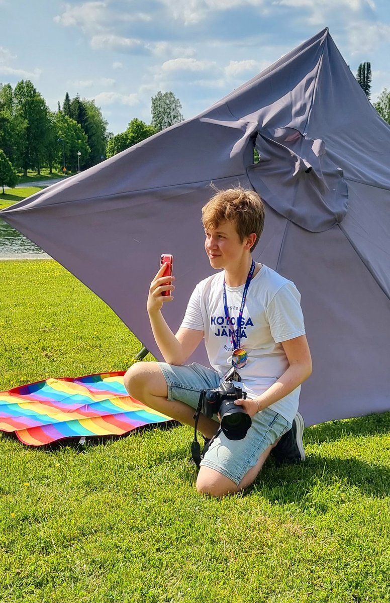 Kesäkuu on maailmanlaajuinen #Pride -kuukausi. 
<a href="/Jamsank/">Jämsän kaupunki</a> nuorisovaltuusto järjesti tänään upeassa Maakkulan liikuntapuistossa Pride-piknikin. Olen ylpeä jämsäläisistä aktiivisista nuoristamme.🙌 Kuvassa #kesäsomettaja'mme @mirojannis tapahtumassa työn äärellä.