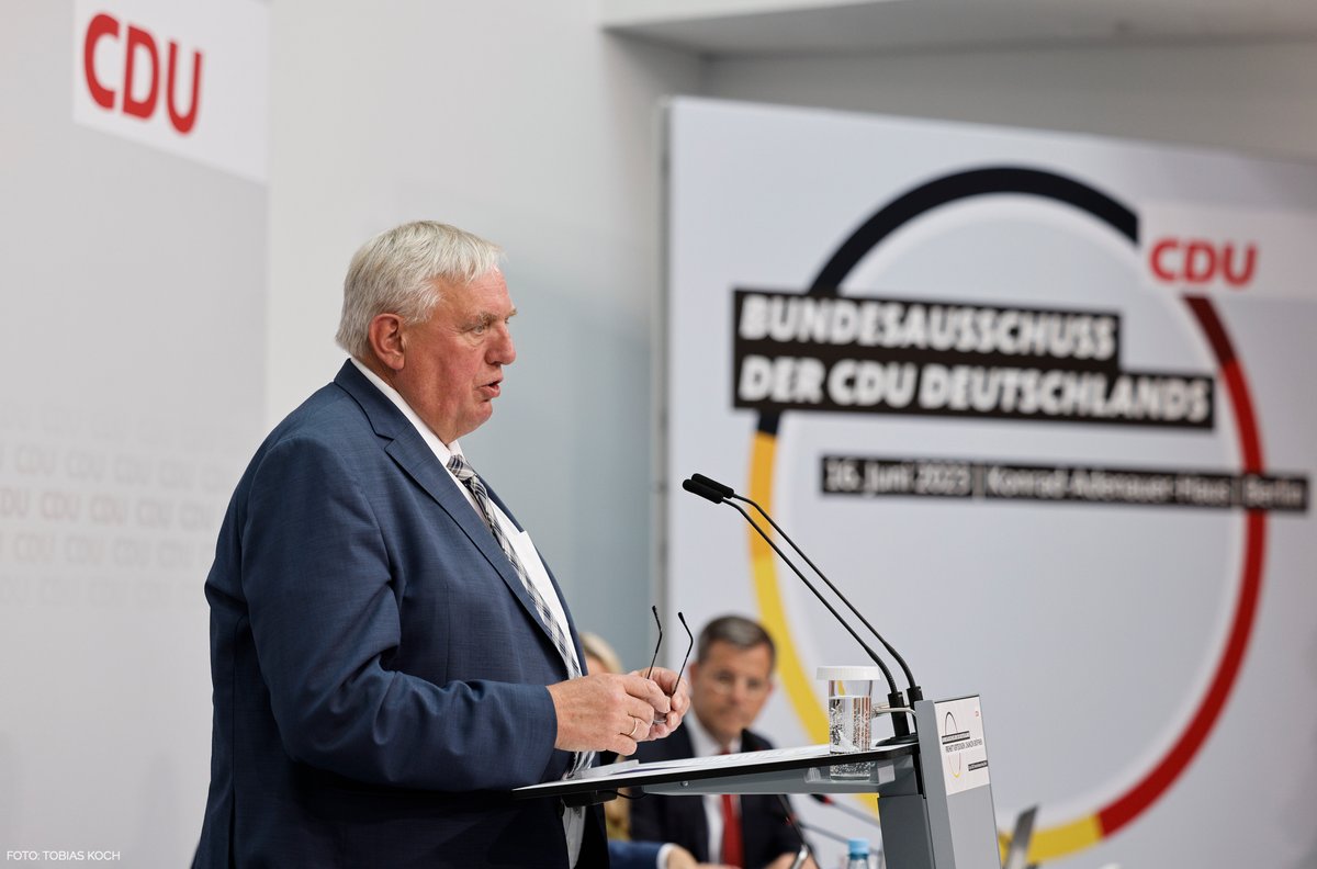 MIT & CDA Hand in Hand🤝 Beim #Bundesausschuss gibt es eine wegweisende Einigung unserer CDU-Vereinigungen der Arbeitnehmer @CDA_Bund und der Arbeitgeber @MIT_bund zum Thema Tarifbindung. So geht #teamCDU. 🔗Mehr dazu unter cdu-bundesausschuss.de/artikel/unser-… #cduBA23 #grundsätzlichCDU