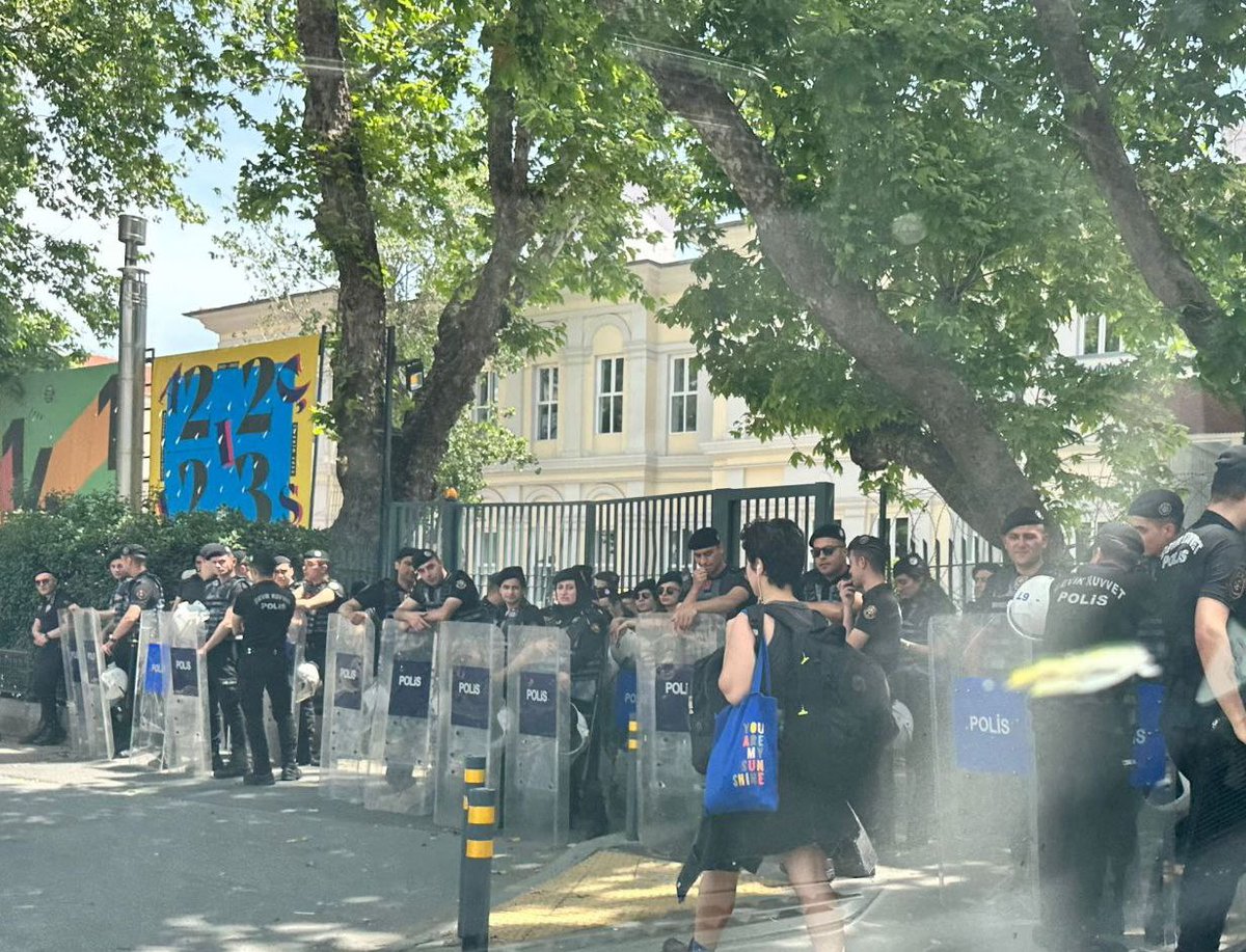 ErdemOzveren571's tweet photo. 💢 Mimar Sinan 'ın İsmini Taşıyan
Üniversite de Bugün LGBT Yürüyüşü
Yapılacapını Duyurmuştum.
Sağolsun Valimiz Talimat Verdi ve Emniyet Güçlerimiz Hemen Olaya Müdahil Oldu. Pankartlar Toplatıldı ve
Mukavemet Edenler Anında
Gözaltına Alındı.

Bize Böyle Vali , Böyle Polisler Lazım https://t.co/MmfHuSzvOU