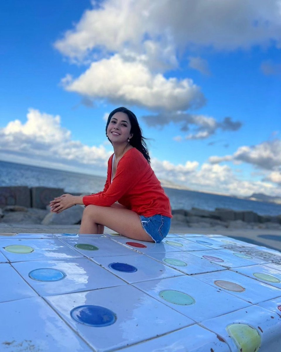 jsolu_tions's tweet photo. #ShehnaazGill Makes a Fashion Statement in Italy, Sporting Trendy Red Cardigan and Blue Shorts at the Seafront 😍

@ishehnaaz_gill #jsolutions https://t.co/igOATCczQu