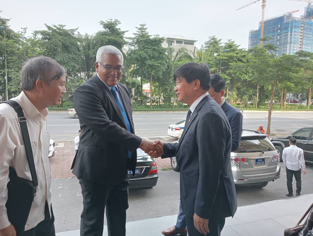 Oscar_CubaTSP's tweet photo. Visitamos la sede de la Federación de Abogados de Vietnam. Allí su Presidente nos brindó una pormenorizada explicación sobre su funcionamiento y su voluntad de estrechar relaciones de colaboración con @OnbcBufetes. @DoejoLillia @CubaMinjus @GobiernoCuba https://t.co/8RSND9tt2g